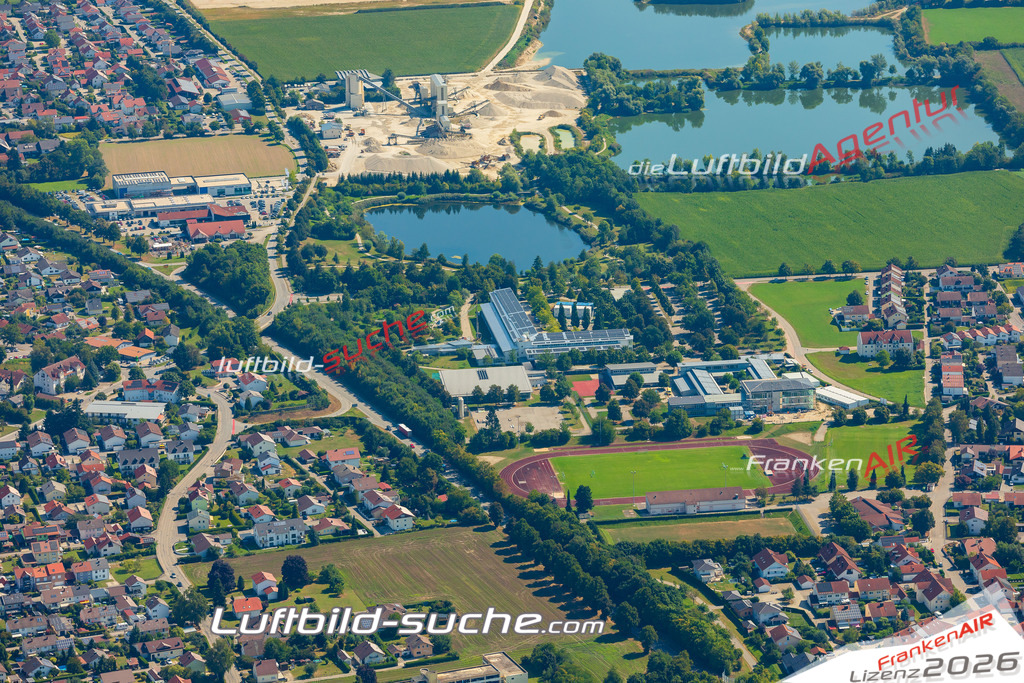 Klassische Luftaufnahme ohne Drohne zeigt:Schlupfing bei Pocking - Die Luftbildaufnahme wurde 2025 vom UL-Flugzeug heraus erstellt ( keine Drohne ) - Hochauflösende Luftaufnahme -Nicht vergleichbar mit Google Maps oder Satelittenbilder- Die Geschenkidee !Mit Lizenz und Bildrechte bestellbar