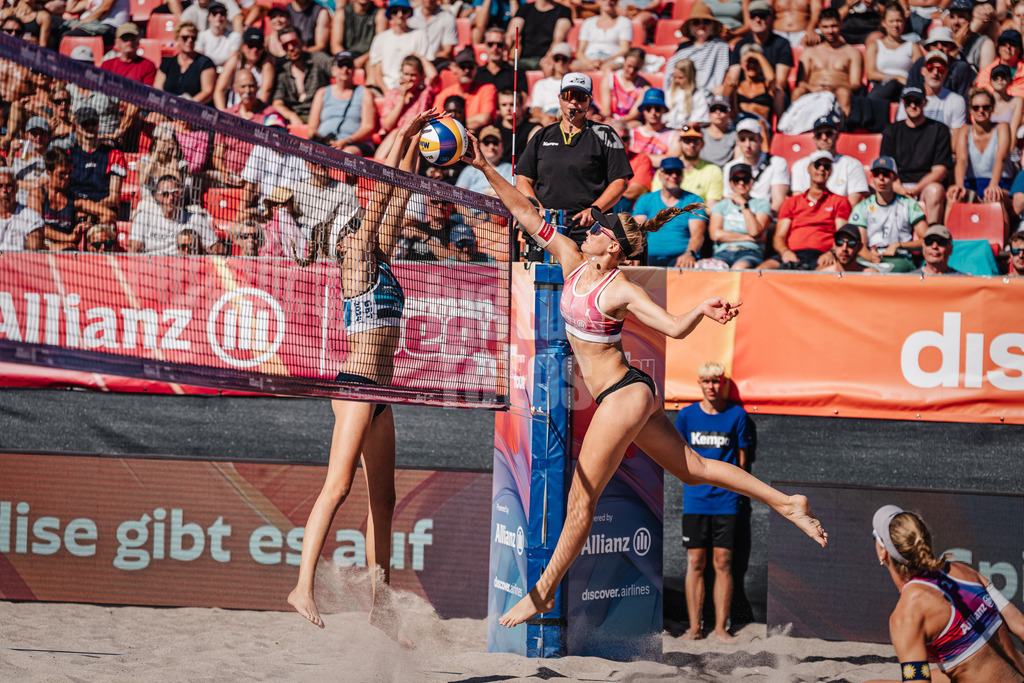 Beachvolleyball | Frauen | Allianz German Beach Tour 2024 | Tourstop Kühlungsborn | 11.08.2024 | v.l. Sarah Schulz gegen Lea Kunst am Netz