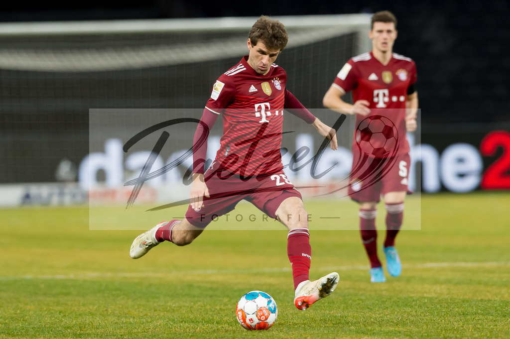 BSCFCB20220123_242 | Fussball, Herren: Thomas Mueller (FC Bayern Muenchen) in Aktion, am Ball, Einzelaktion bei dem Spiel der 1. Bundesliga zwischen Hertha BSC und FC Bayern Muenchen im Olypiastadion am 23.01.2022 in Berlin, Deutschland.DFB / DFL REGULATIONS PROHIBIT ANY USE OF PHOTOGRAPHS AS IMAGE SEQUENCES AND/OR QUASI-VIDEO. - Realisiert mit Pictrs.com