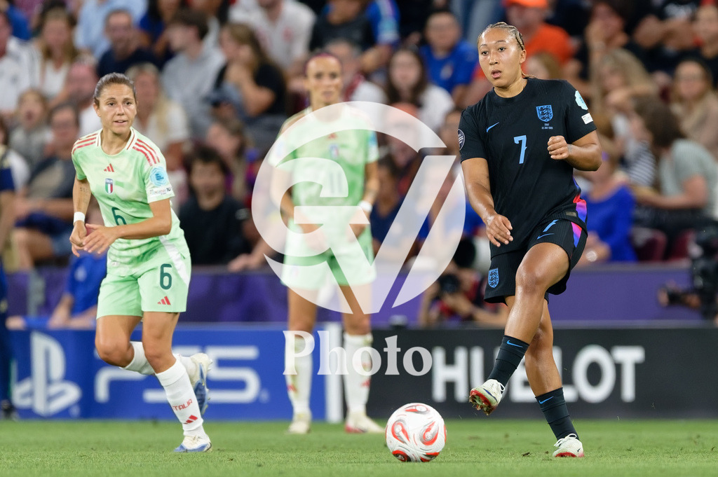 England v Italy - UEFA Women's EURO 2025 Semi-Final | GENEVA, SWITZERLAND - JULY 22: Lauren James of England passes the ball   during the UEFA Women's EURO 2025 Semi-Final match between England and Italy at Stade de Geneve on July 22, 2025 in Geneva, Switzerland. (Photo by Giuseppe Velletri/Sports Press Photo/Getty Images)