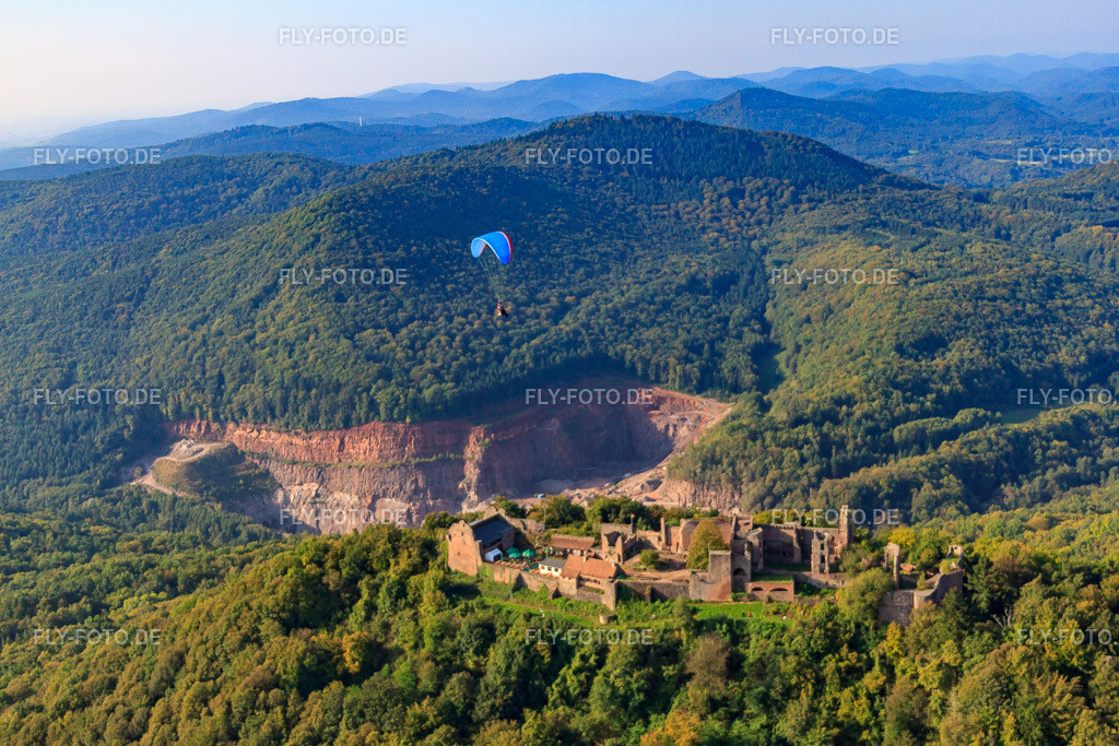Paragleiter über der Madenburg | Luftbild: Paragleiter über der Madenburg in Eschbach im Bundesland Rheinland-Pfalz in Deutschland. Foto: IMG_45440.jpg vom 24.09.2011 durch Werner Riehm/FLY-FOTO.de - Realisiert mit Pictrs.com
