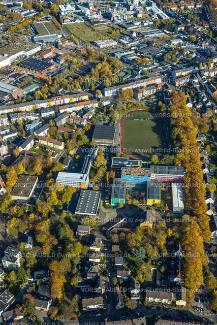 Witten231100995 | Luftbild, Schulzentrum Husemannstraße in farbigen Hausfassaden mit Berufskolleg, Otto-Schott-Realschule und Grundschule Bachschule, Husemann Sportplatz mit Sporthalle und Fußballplatz des DJK TUS Ruhrtal Witten und Leichtathletikstadion, Witten, Ruhrgebiet, Nordrhein-Westfalen, Deutschland