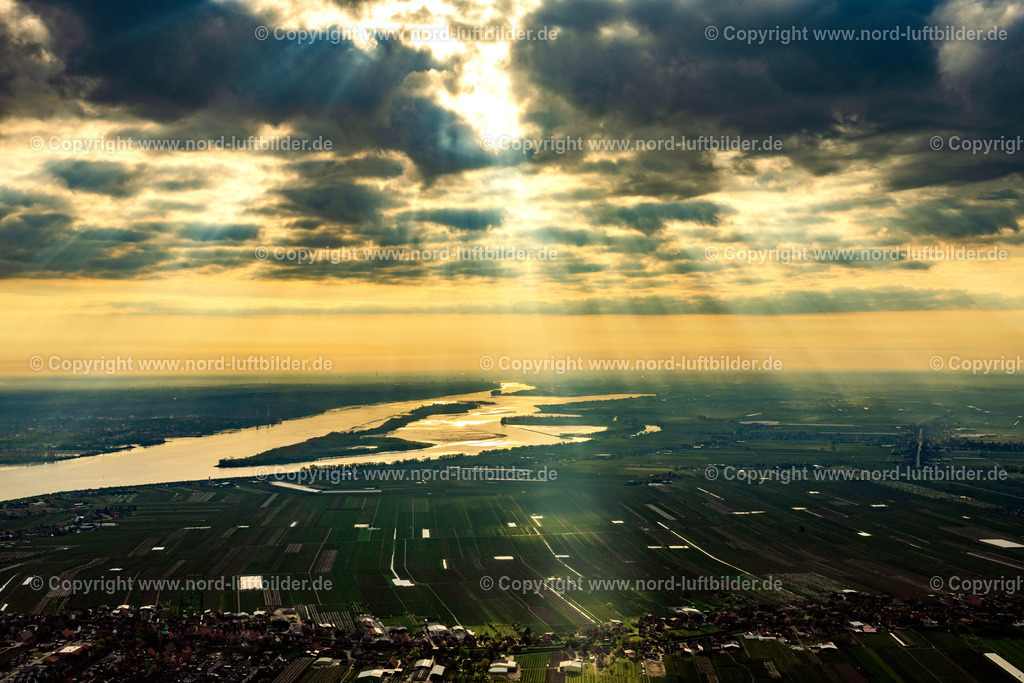Altes_Land_Gegenlicht_Wolken_Hanskalbsand_Elbe_ELS_9691260522 | WEDEL 26.04.2022 Sonnenaufgang über der Landschaft der Elbe mit Nebel- Schicht in Wedel im Bundesland Schleswig-Holstein, Deutschland. // Sunrise over the countryside of Elbe with Nebel- Schicht in Wedel in the state Schleswig-Holstein, Germany. Foto: Martin Elsen