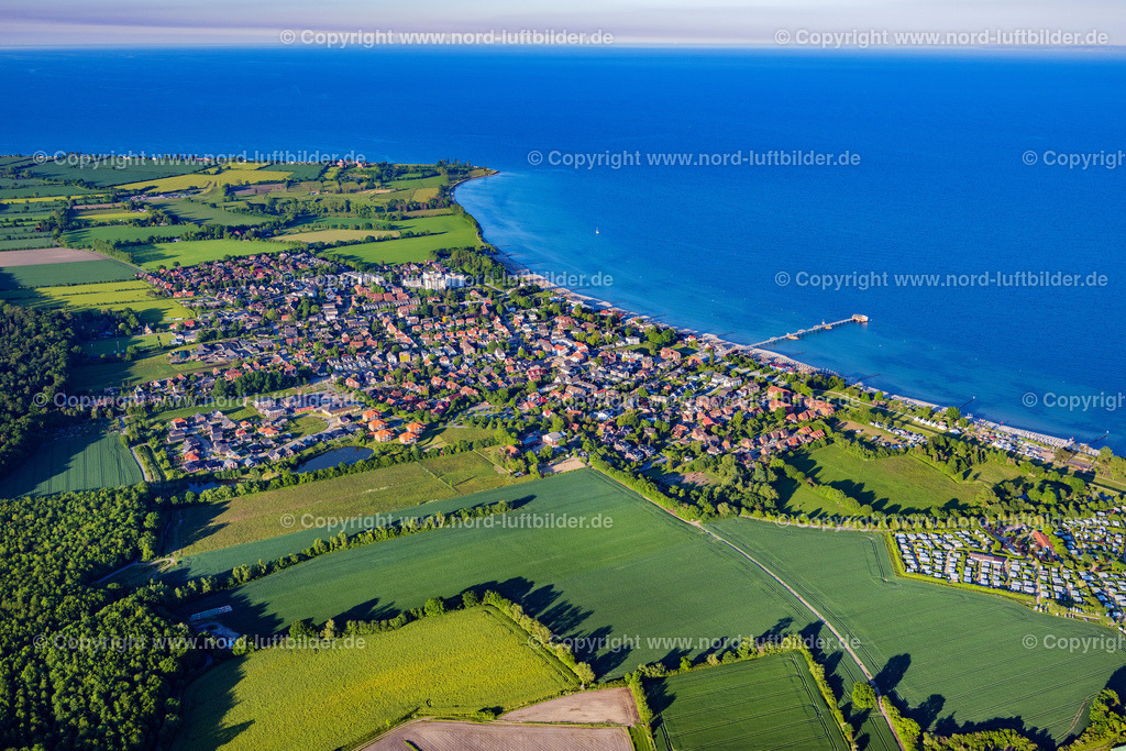 Kellenhusen_ELS_8595030622 | KELLENHUSEN 03.06.2022 Ortsansicht an der Meeres-Küste der Ostsee in Kellenhusen im Bundesland Schleswig-Holstein. Weiterführende Informationen bei: Ostseebad Kellenhusen. // Townscape on the seacoast of Baltic Sea in Kellenhusen in the state Schleswig-Holstein. Further information at: Ostseebad Kellenhusen. Foto: Martin Elsen