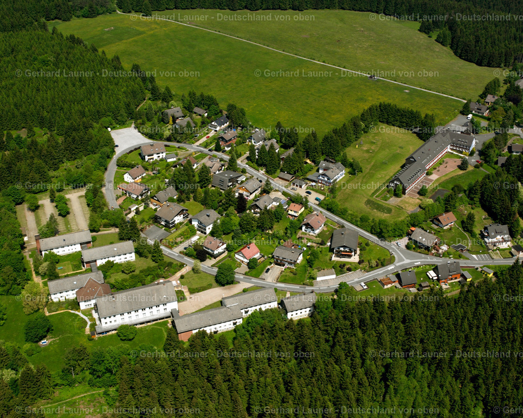 2638593 | SCHULENBERG IM OBERHARZ 09.06.2006 Wald- Gebiete und Forstflächen umsäumen das Siedlungsgebiet des Dorfes in Schulenberg im Oberharz im Bundesland Niedersachsen, Deutschland // Village - view on the edge of forested areas in Schulenberg im Oberharz in the state Lower Saxony, Germany Foto: Gerhard Launer