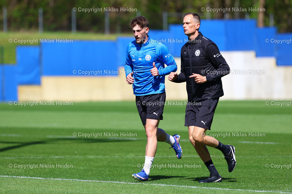 NH_HolsteinKiel_Training_28042026 | #48 Hamza Muqaj (Holstein Kiel) mit Timm Sörensen (Reha-Trainer, Holstein Kiel)Fußball I Herren I Training I Saison 2025-2026 I Holstein Kiel I 28.04.2026 I Citti-Fußballpark