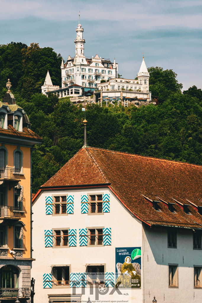 Schloss Gütsch über Luzern | Geschichte. Aussicht. Eleganz. Das weisse Schloss Gütsch thront majestätisch über den Dächern von Luzern und bildet einen zeitlosen Kontrast zur historischen Altstadt. Ein faszinierender Blickfang, der die architektonische Pracht und den Charme der Leuchtenstadt perfekt einfängt. Wähle unter "Produktauswahl" dein Wunschformat: Vom klassischen Wandbild über Puzzle &amp; Tassen bis zum digitalen Download (z.B. als Handy-Hintergrund). - Realisiert mit Pictrs.com