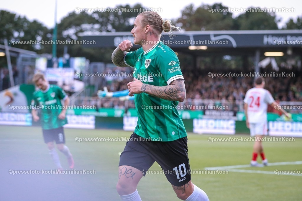 PRM22082501085 | 22.08.2025, Fußball, Preußen Münster - 1. FC Nürnberg, 2. Fußball Bundesliga,  Preußenstadion, Saison 2025 2026: Torjubel nach dem Tor zum 2:0 durch Torschütze Marvin Schulz (Preussen Muenster #10)    DFB regulations prohibit any use of photographs as image sequences and or quasi-video.