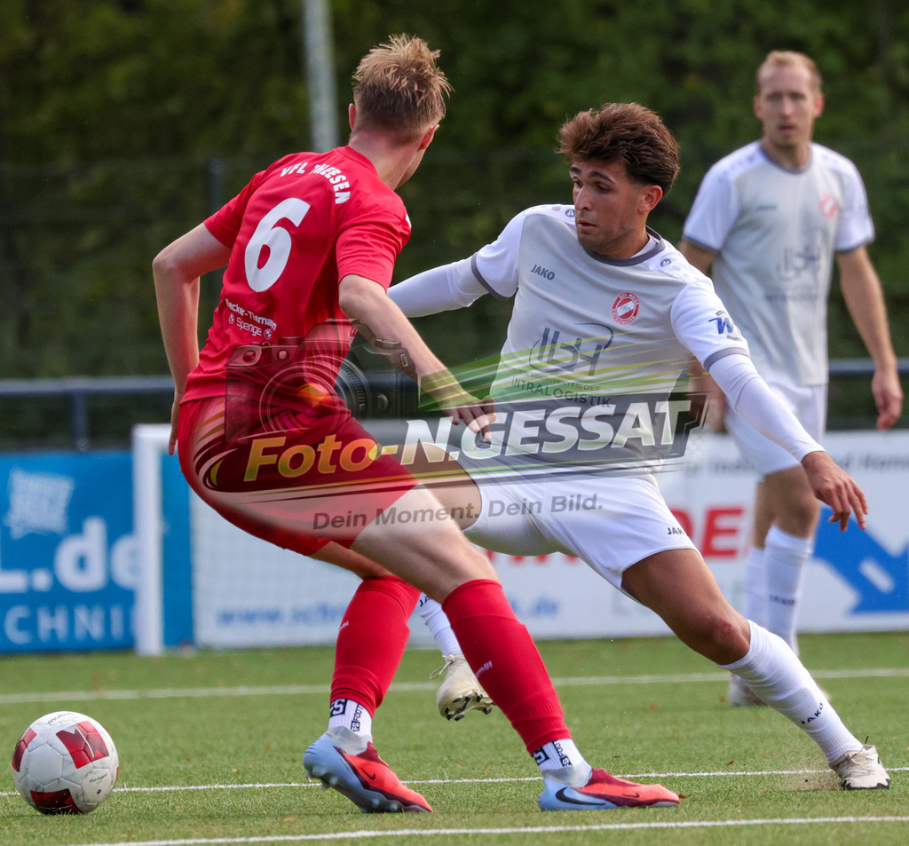 FC RW Kirchlengern - VfL Theesen | Auf dem Bild zu sehen: Grau FC RW Kirchlengern: Altan Dincdemir ; Rot VfL Theesen: Henrik Lüdke FC RW Kirchlengern, VfL Theesen, Saison 26/27, Westfalenliga, Kirchlengern, Deutschland - Realisiert mit Pictrs.com