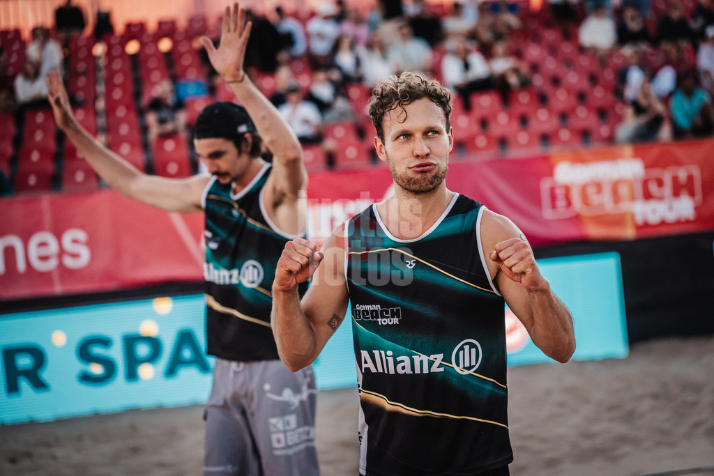 Beachvolleyball | Männer | Allianz German Beach Tour 2025 | Tourstop Berlin | 21.08.2025 | v.l. Jannik Kühlborn und Eric Stadie-Seeber freuen sich nach dem Sieg