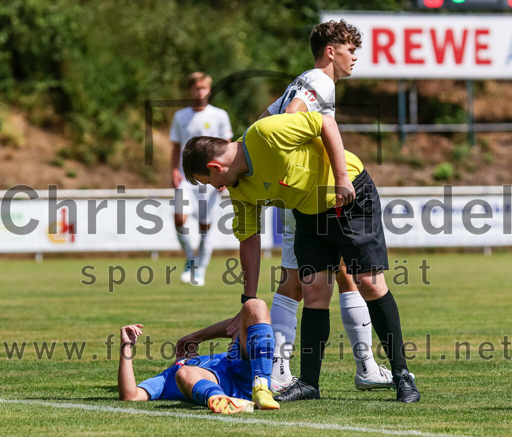 2023-07-22_029_FC_Eitting_gegen_FC_Moosinning | Eitting, Deutschland, 22.07.2023:
Fußball, Kreisliga 2023 / 2024, Testspiel, FC Eitting gegen FC Moosinning, Endergebnis: 0:4

Niclas Noll (FC Eitting, #14), Schiedsrichter Andreas Hettenkofer, Benedikt Rösl (FC Moosinning, #12)

Foto: Christian Riedel / fotografie-riedel.net