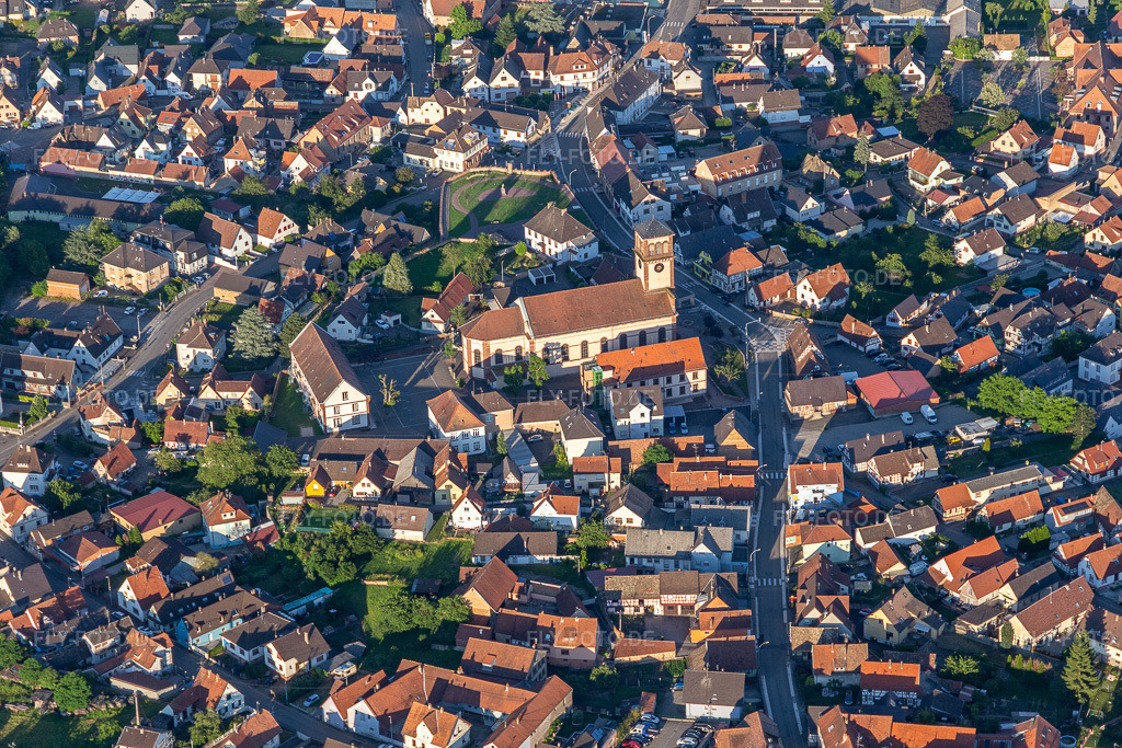 Luftbild: Kirchengebäude im Ortszentrum in Soufflenheim im Bundesland Bas-Rhin in Frankreich. Foto: IMG_115506.jpg vom 16.06.2019 durch Werner Riehm/FLY-FOTO.de