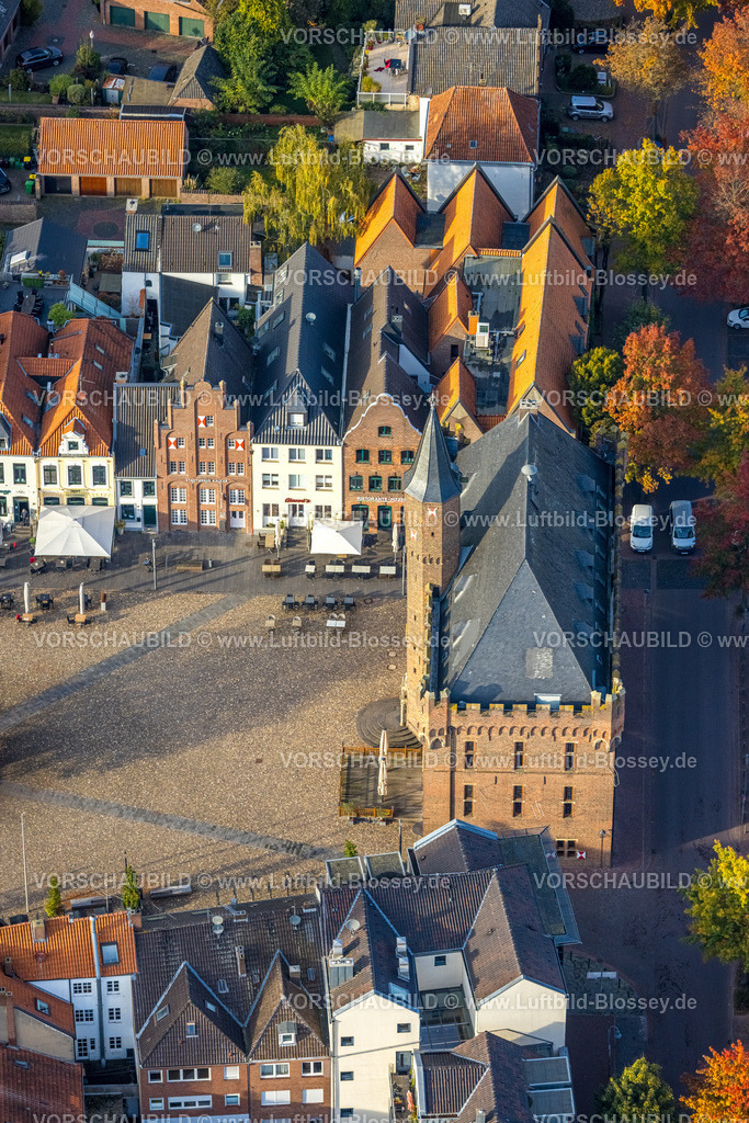 Kalkar241014325 | Luftbild, historische Häuser mit Gastronomie am Marktplatz und Baum im Zentrum, historisches Rathaus, Kalkar, Niederrhein, Nordrhein-Westfalen, Deutschland