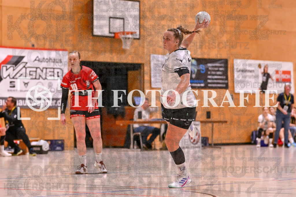GER, SG Maulburg/Steinen - HSG Dreiland, Frauen-Handball, Oberliga Suedbaden, 3. Spieltag, Saison 2024/2025, 12.10.2024 | Amely Haas (SG Maulburg/Steinen, #10) beobachtet den Freiwurf von Tina Wollschlaeger (HSG Dreiland, #10)GER, SG Maulburg/Steinen - HSG Dreiland, Frauen-Handball, Oberliga Suedbaden, 3. Spieltag, Saison 2024/2025, 12.10.2024Foto: TH Fotografie/Thomas Hess