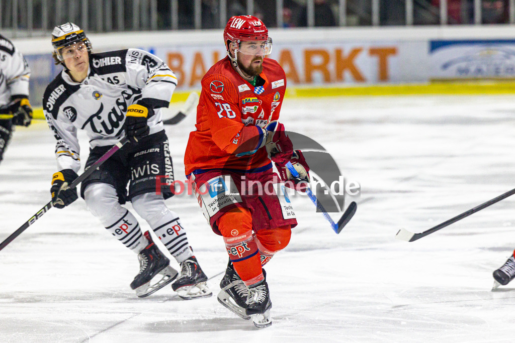 EC Peiting vs EV Füssen | Eishockey Oberliga Süd 2023/2024, EC Peiting vs EV Füssen, 20240112,
Fabian WEYRICH (ECP 28) in Aktion,
2024-01-12 in Peiting (Eisstadion)
73 David KAISER (EVF 73), 28 Fabian WEYRICH (ECP 28)
Copyright: WolfgangxLindner foto-lindner.de
