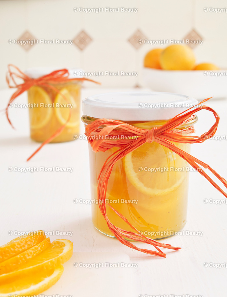 Orangenmarmelade | Selbstgemachte Orangenmarmelade in Schraubverschlussgläsern mit Bastschleife in orange als Geschenk - Realisiert mit Pictrs.com