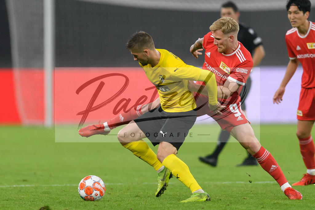 FCUKUO20210826_036 | Fussball, Herren: Anton Popovitch (Kuopion PS) und Andreas Voglsammer (1.FC Union Berlin) im Zweikampf beim Spiel der UEFA Conference League zwischen 1. FC Union Berlin und Kuopion PS im Olympiastadion am 26.08.2021 in Berlin, Deutschland. - Realisiert mit Pictrs.com
