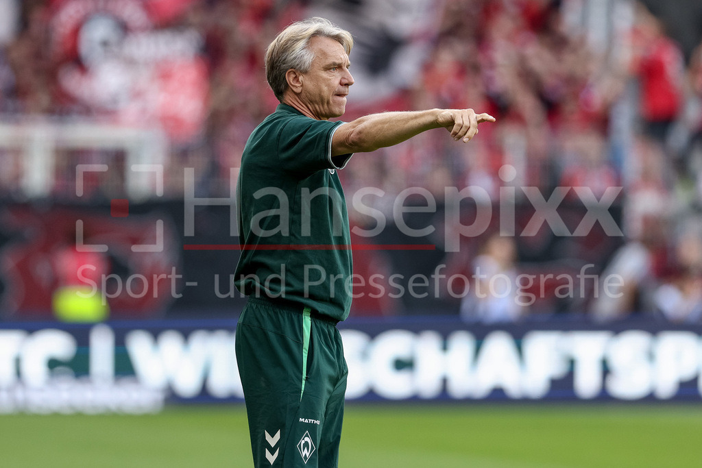 Fussball, Bundesliga, SV Werder Bremen - Bayer 04 Leverkusen | Horst Steffen (Trainer, Cheftrainer, SV Werder Bremen) gibt Anweisungen, gestikuliert, mit den Armen gestikulieren, Portrait, Nahaufnahme, Einzelfoto, Einzelbild, DIE DFL-RICHTLINIEN UNTERSAGEN JEGLICHE NUTZUNG VON FOTOS ALS SEQUENZBILDER UND/ODER VIDEOÄHNLICHE FOTOSTRECKEN. DFL REGULATIONS PROHIBIT ANY USE OF PHOTOGRAPHS AS IMAGE SEQUENCES AND/OR QUASI-VIDEO.