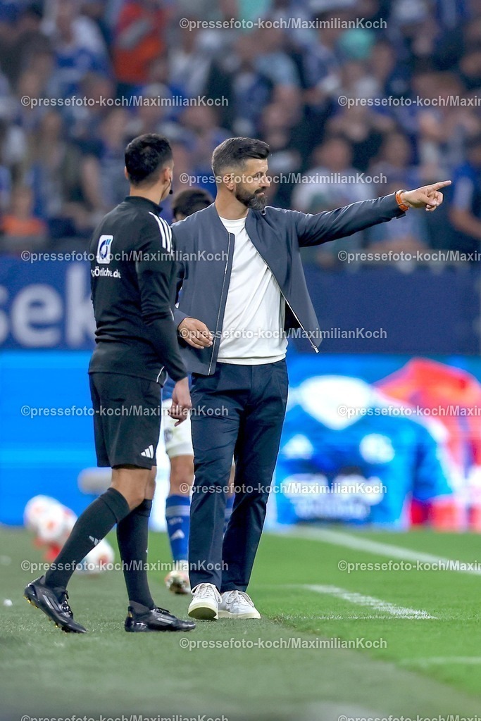 S0401082501078 | 01.08.2025, Fußball, FC Schalke 04 - Hertha BSC, 1.Spieltag, 2. Fußball Bundesliga, Veltins-Arena Gelsenkirchen, Saison 2025 2026: Cheftrainer Miron Muslic (Schalke04) gestikulierend am Spielfeldrand DFB regulations prohibit any use of photographs as image sequences and or quasi-video.