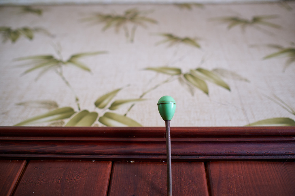 Innenraum einer leeren Gaststätte im Weinviertel | Austria - June 08, 2021: Innenraum einer leeren Gaststätte im Weinviertel; Kleiderhaken an der Garderobe. - Realisiert mit Pictrs.com