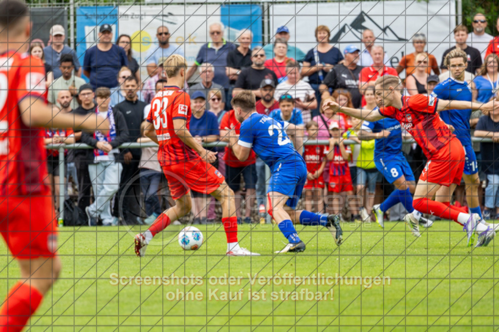 20250706_153854_0833 | #,TSG Salach (blau) vs. 1.FC Heidenheim (rot), Fußball, Freundschaftsspiel - WfV, Saison 2025/2026, Rasensportplatz, Staufenecker Str. 41, 73084 Salach, 06.07.2025 - 15:30 Uhr,Foto: PhotoPeet-Sportfotografie/Peter Harich