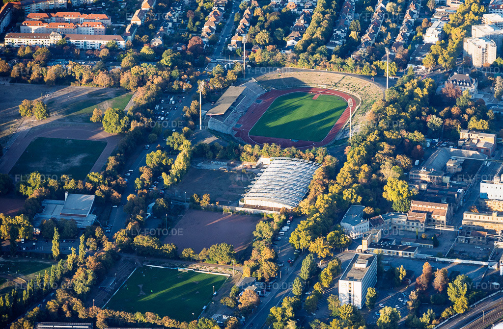Luftbild: Südweststadion mit von Büschen überwucherter Tribüne und Sportpark Südwest im Ortsteil Süd in Ludwigshafen im Bundesland Rheinland-Pfalz in Deutschland. – Foto: IMG_159682-Pano.jpg vom 06.10.2026 durch Werner Riehm/FLY-FOTO.de – Auflösung des Originals: 5824 x 3816 px – Sportstätten | Stadtverwaltung Ludwigshafen