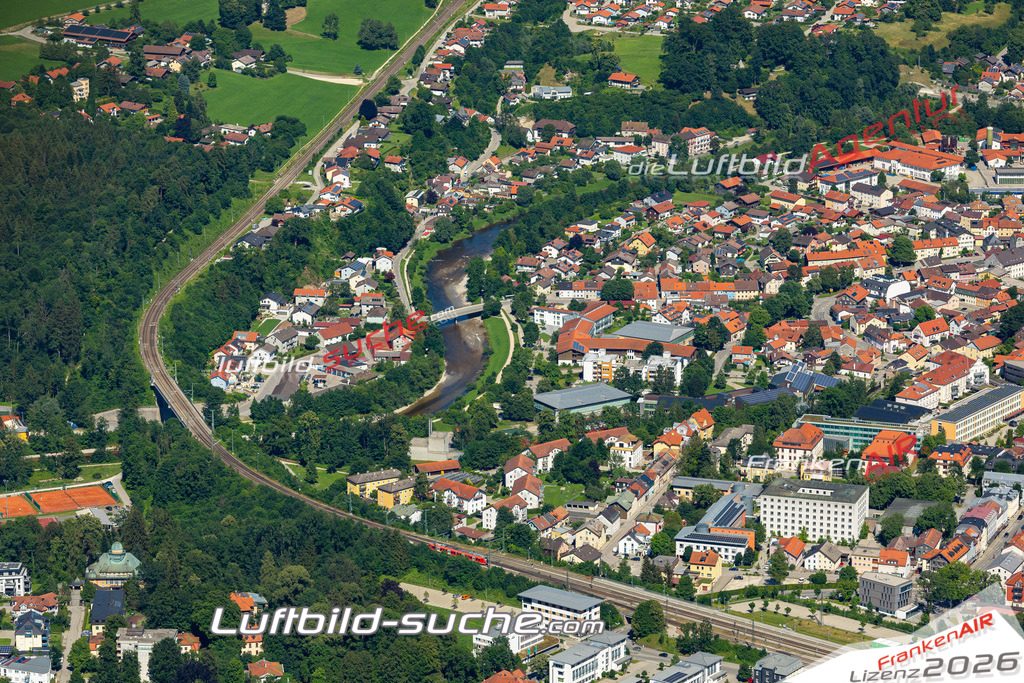Aktuelles Luftbild von  Traunstein - Die Luftaufnahme wurde 2022 mittels UL-Flugzeug erstellt ( keine Drohne ) - hochauflösende Kamera-Systeme von  Canon -Beste Qualität - Für grossformatige Ausdrucke geeignet. Die Geschenkidee !