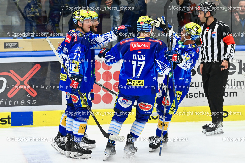 EC IDM Wärmepumpen VSV vs. HC Bozen 30.12 2022 | Jubel EC VSV Mannschaft, #77 Lindner Philipp, #9 Rauchenwald Alexander, #17 Kulda Arturs, #88 Luciani Anthony, STERNAT CHRISTOPH Referee