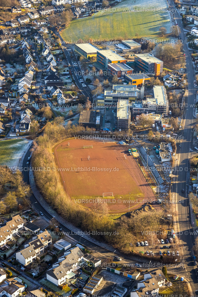Meschede260104303 | Luftbild, Baustelle mit Sanierung und Modernisierung der Hauptschule St. Walburga, Realschule und Gymnasium Stadt Meschede, Tennenplatz Schederweg Sportanlage des Schulzentrums, Fußballplatz Aschenplatz, Meschede-Stadt, Meschede, Sauerland, Nordrhein-Westfalen, Deutschland