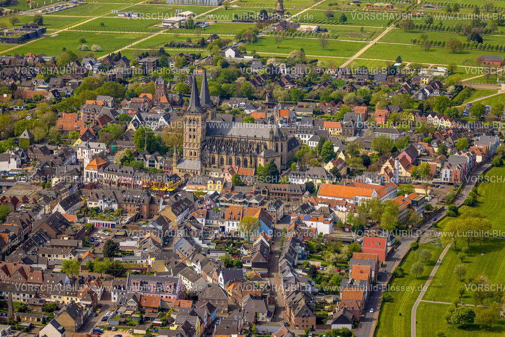 Xanten240402353 | Luftbild, kath. Kirche Dom St. Viktor in der Altstadt, Rathaus und Wohngebiet, Xanten, Niederrhein, Nordrhein-Westfalen, Deutschland