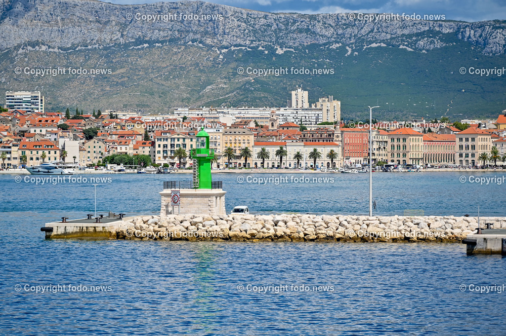 Kroatien_ Bra__ Split_ Faehre_ 09.08.2023-56 | 09.08.2023, Kroatien, HRV, Split, Gespanschaft Split-Dalmatien im Bild Hafeneinfahrt von Split (zweitgroesste Stadt in Kroatien), Hafen, Leuchtturm
