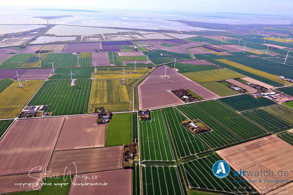 Luftbilder Cecilienkoog | Cecilienkoog ist ein besiedelter Ortsteil der Gemeinde Reußenköge in Schleswig-Holstein. Er wurde zwischen 1903 und 1905 eingedeicht und ist nach Cecilie von Mecklenburg-Schwerin benannt.Die Fläche beträgt 4,48 km² und die Bevölkerungszahl betrug 61 Einwohner am 25. Mai 1987.Cecilienkoog befindet sich inmitten der nordfriesischen Marsch im mittleren Nordfriesland und ist dem Desmerciereskoog westlich vorgelagert.