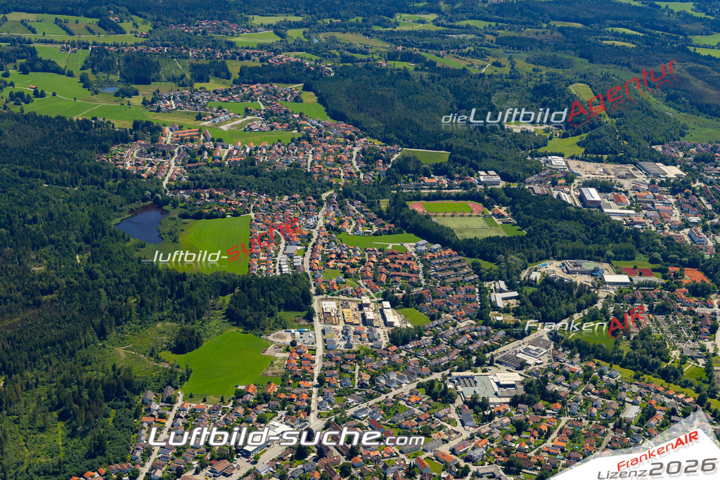 Aktuelles Luftbild von  Penzberg - Die Luftaufnahme wurde 2022 mittels UL-Flugzeug erstellt ( keine Drohne ) - hochauflösende Kamera-Systeme von  Canon -Beste Qualität - Für grossformatige Ausdrucke geeignet. Die Geschenkidee !