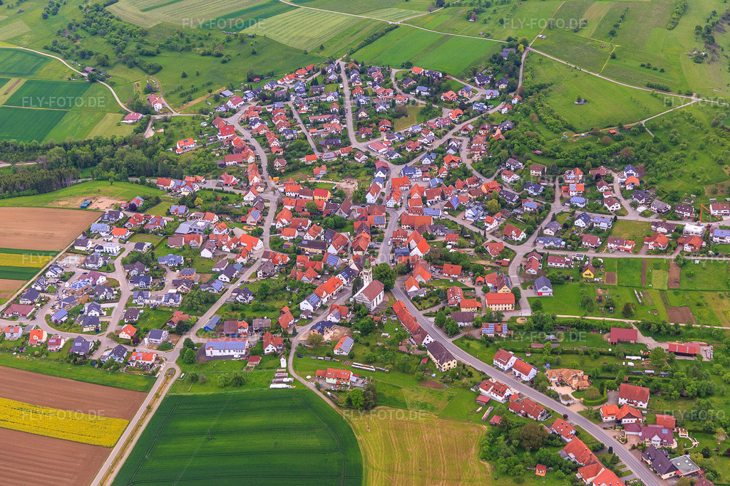Luftbild: Dorübersicht mit Kirhe St. Sylvester im Ortsteil Erlaheim in Geislingen im Bundesland Baden-Württemberg in Deutschland. Foto: IMG_114637.jpg vom 31.05.2019 durch Werner Riehm/FLY-FOTO.de