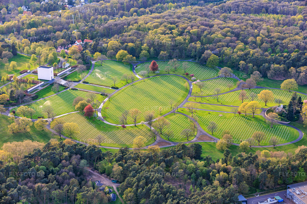 Luftbild: Grabsteinreihen und Parkanlage auf dem Amerikanischer Militärfriedhof und Gedenkstätte von Saint-Avold im Ortsteil Forêts de Zang et du Steinberg in Saint-Avold im Bundesland Moselle in Frankreich.Foto: IMG_154709.jpg vom 17.04.2026 durch Werner Riehm/FLY-FOTO.deAuflösung des Originals: 6000 x 4000 pxAbout Lorraine American Cemetery - American Battle Monuments Commission (ABMC)