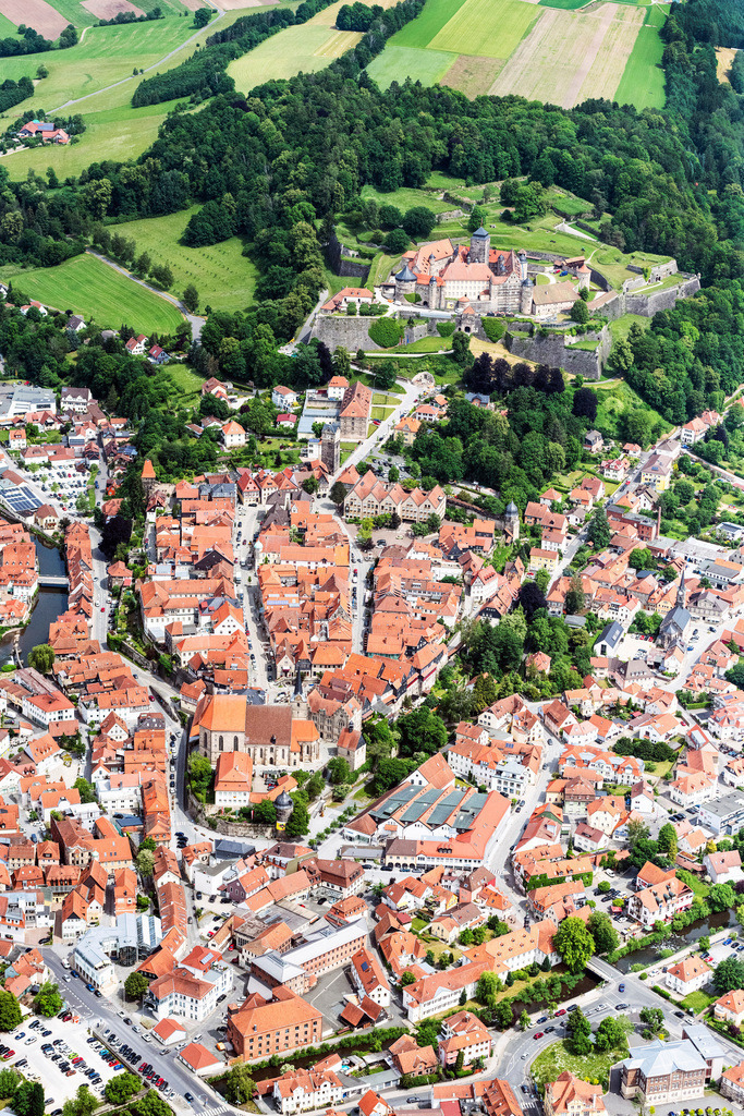 dr__0065681.jpg | KRONACH 15.06.2021 Altstadtbereich und Innenstadtzentrum in Kronach mit Blick auf die Festung Rosenberg Kronach im Bundesland Bayern, Deutschland. // Old Town area and city center in Kronach in the state Bavaria, Germany. Foto: Daniel Reiter