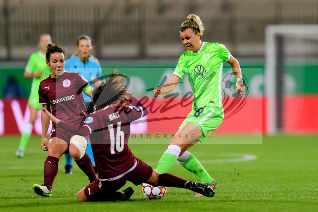 WOBSER20211013_021 | Fussball, Frauen: Monica Mendes (Servette FCCF) und Lena Lattwein (VfL Wolfsburg) im Zweikampf beim Spiel der UEFA Women´s Champions League zwischen VfL Wolfsburg und Servette FC im AOK-Stadion am 13.10.2021 in Wolfsburg, Deutschland. - Realisiert mit Pictrs.com
