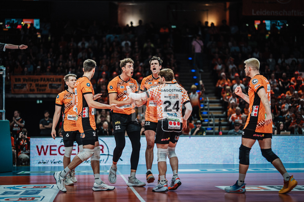 Volleyball | Herren | Saison 2024/2025 | 1. Volleyball Bundesliga Männer | Finale | BERLIN RECYCLING Volleys vs. SVG Lüneburg | 03.05.2025 | Jubel bei den BR Volleys, v.l. Johannes Tille (#6, Berlin Recycling Volleys) Moritz Reichert (#15, Berlin Recycling Volleys) Tobias Krick (#21, Berlin Recycling Volleys) Jake Hanes (#22, Berlin Recycling Volleys) Kyle Dagostino (#24, Berlin Recycling Volleys) Ruben Schott (#13, Berlin Recycling Volleys)