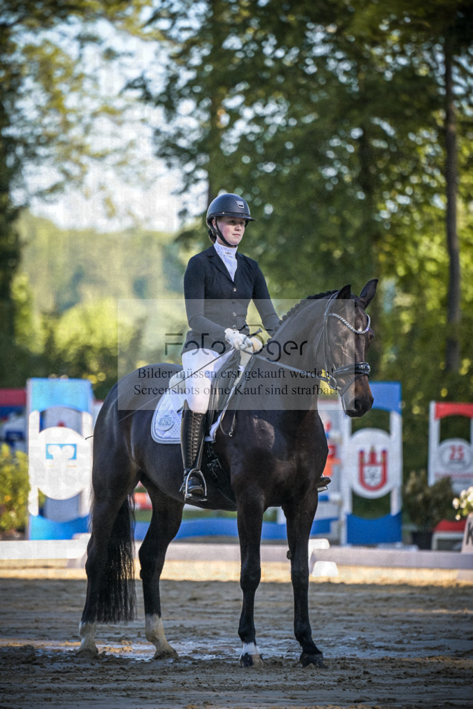 DOS_3812 | Entdecke hochwertige Reitturnierfotos von Foto Oger. Professionell, emotional und authentisch – jetzt Lieblingsmomente im Shop bestellen.Deutschlandweite Turnierfotografie. - Realisiert mit Pictrs.com