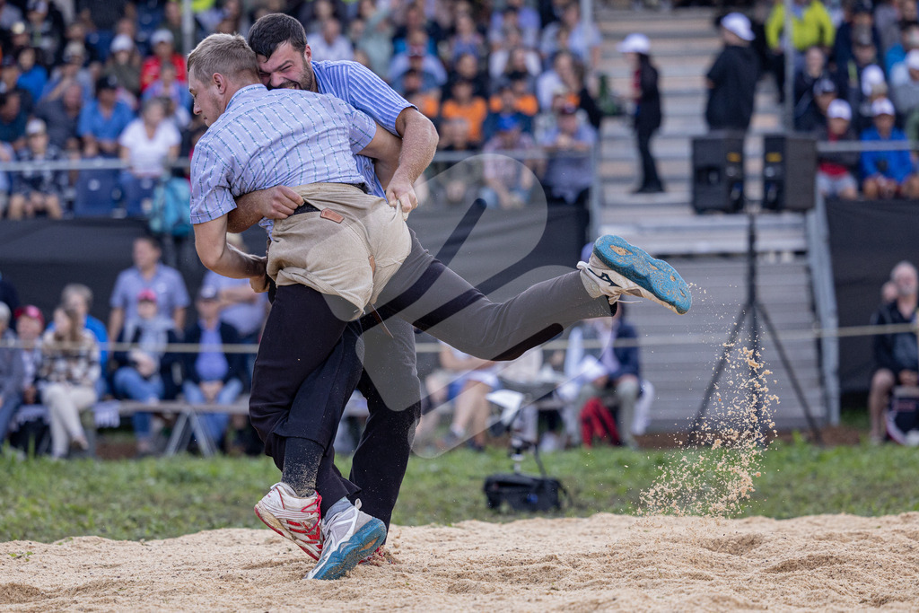 TESSINER2025_01_Gang_9331 | Die Schwinger des Schwyzer Kantonalen Schwingerverbandes: Fotos, die Dynamik und Leidenschaft festhalten, sowie emotionale Momente aus dem traditionellen Schwingsport zeigen. - Realisiert mit Pictrs.com