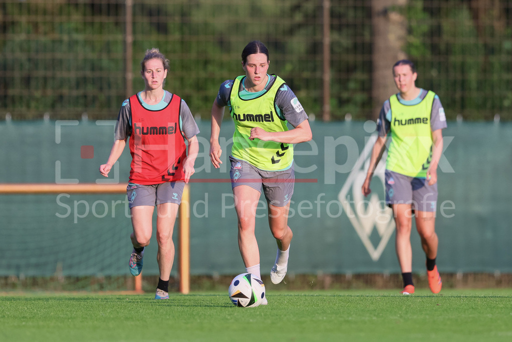 Fussball, Google Pixel Frauen-Bundesliga, Training SV Werder Bremen | v.li.: Lara Schmidt (SV Werder Bremen, 24) am Ball, Einzelbild, Ganzkörper, Aktion, Action, Spielszene