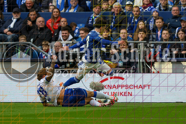 05.04.2026, GER, Fussball, Herren, 2. BL, Saison 2025/2026, FC Schalke 04 - Karlsruher SC | Marcel Franke (KSC) und Soufiane El-Faouzi (S04) im Kampf um den Ball 