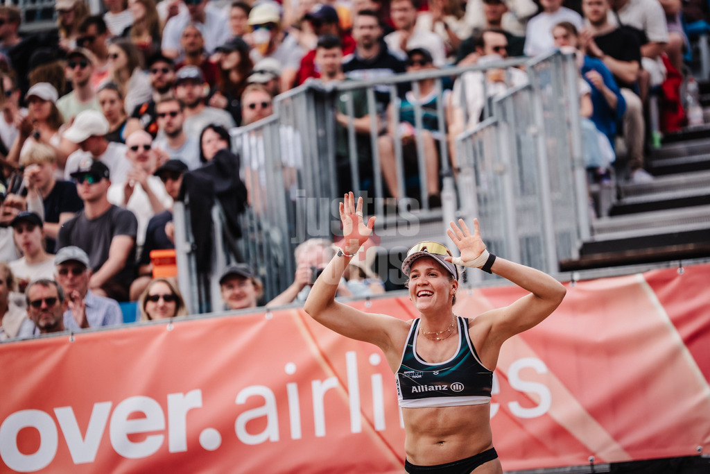 Beachvolleyball | Frauen | Allianz German Beach Tour 2025 | Tourstop Hamburg | 01.06.2025 | Melanie Paul läuft in die Arena ein