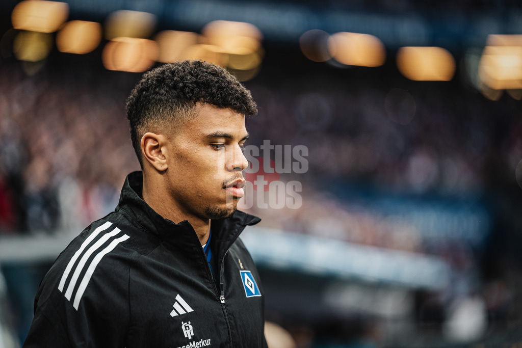Fußball | Männer | Saison 2025/2026 | 1. Fußball-Bundesliga | 31. Spieltag | Hamburger SV vs. TSG Hoffenheim | 25.04.2026 | Ransford-Yeboah Königsdörffer (#11, HSV) läuft ins Stadion ein