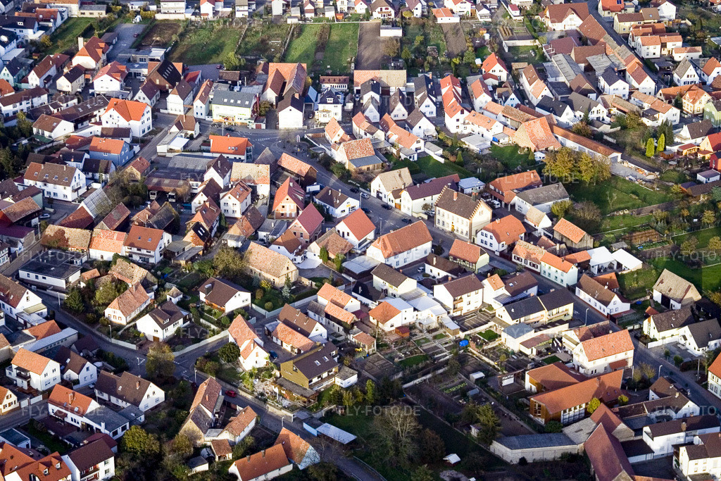 Luftbild: Schulzenstr in Hördt im Bundesland Rheinland-Pfalz in Deutschland. Foto: IMG_4579.jpg vom 10.11.2006 durch Werner Riehm/FLY-FOTO.de