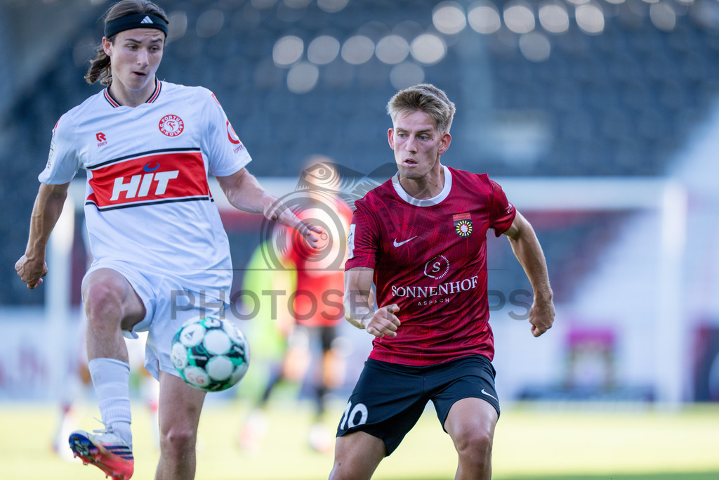 SG Sonnenhof Großaspach vs. Fortuna Köln, Fussball, 3. Liga, 1. Spieltag, 08.08.2026 | Zweikampf zwischen Bennit Broger (Fortuna Köln, #38) und Lukas Stoppel (SG Sonnenhof Großaspach, #10),SG Sonnenhof Großaspach vs. Fortuna Köln, Fussball, 3. Liga, 1. Spieltag, 08.08.2026,DFB regulations prohibit any use of photographs as image sequences and/or quasi-video