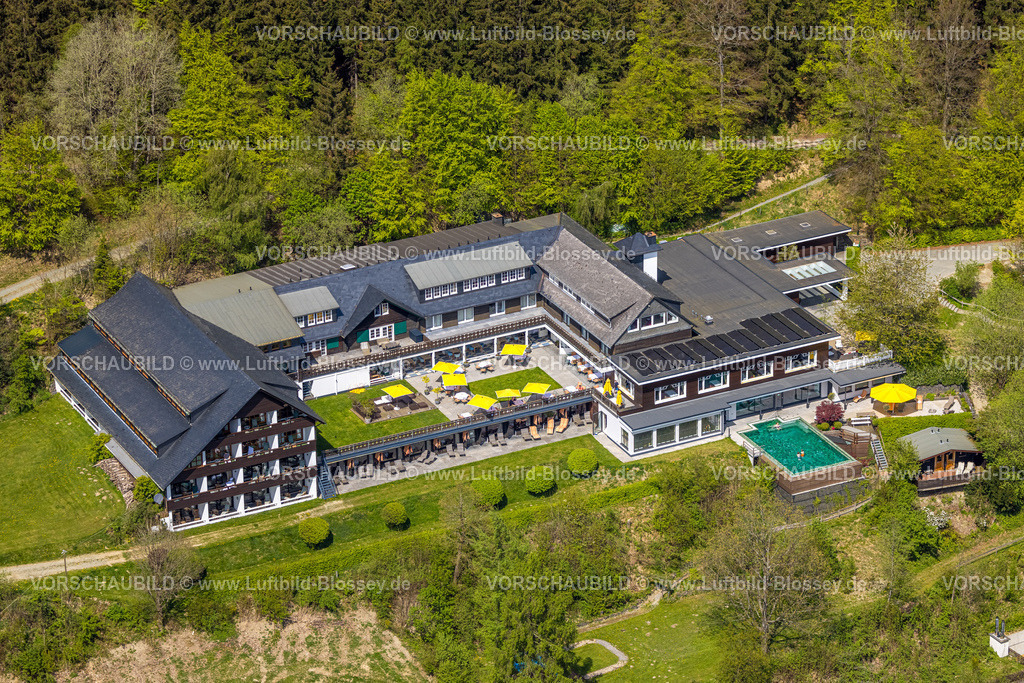 Schmallenberg240505641 | Luftbild, Hotel Waldhaus Ohlenbach, Innenhof mit Liegewiese und Sonnenschirmen, Swimmingpool, umgeben von Wiesen und Feldern, Nordenau, Schmallenberg, Sauerland, Nordrhein-Westfalen, Deutschland