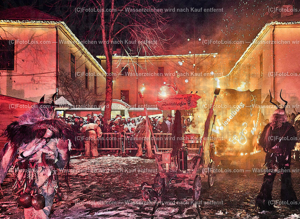 ALP9625_Wieselburger ADVENT_Wintersonnenwende_Perchtenlauf | (C)FotoLois.com, Alois Spandl, Wieselburger Advent, Wintersonnenwendfeier mit Umzug durch die Stadt, Sonnenwendfeuer und Perchtenlauf mit Show im Schlosspark, Mitwirkung der Partnergemeinde EINBECK, Sa 17. Dezmber 2022.