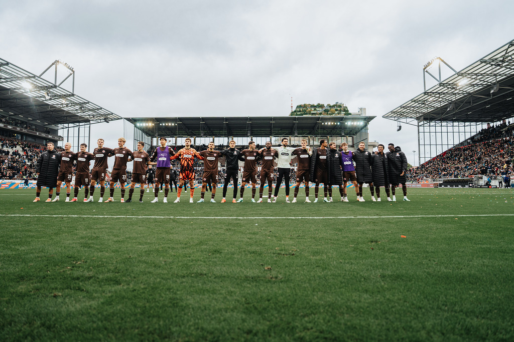 HEN05664 | Der offizielle Shop für FC St. Pauli Fotos. Wähle aus Spielszenen & Fanmomenten dein FCSP Wunschformat. Wir liefern Millerntor-Atmosphäre.