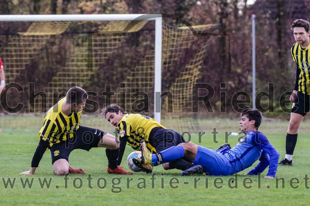 2023-11-11_050_FC_Moosinning_gegen_TSV_Peterskirchen | Moosinning, Deutschland, 11.11.2023:
Fußball, Bezirksliga Oberbayern Ost 2023 / 2024, 17. Spieltag, FC Moosinning gegen TSV Peterskirchen, Endergebnis: 5:0

Fabian Ulitzka (FC Moosinning, #23), Kilian Spiel (TSV Peterskirchen, #14), Fehmi Bagci (FC Moosinning, #2)

Foto: Christian Riedel / fotografie-riedel.net